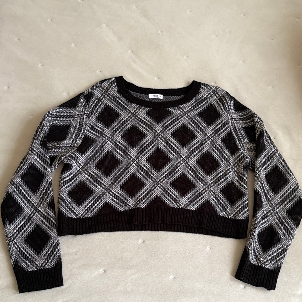 Black and Gray Patterned Cropped Sweater